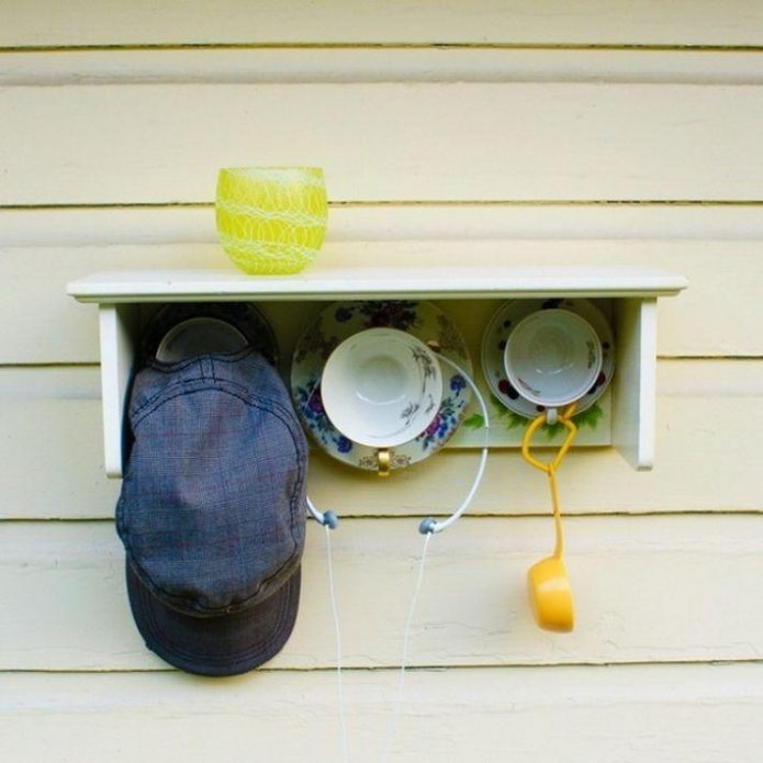 Crochets dans la cuisine de vieilles tasses