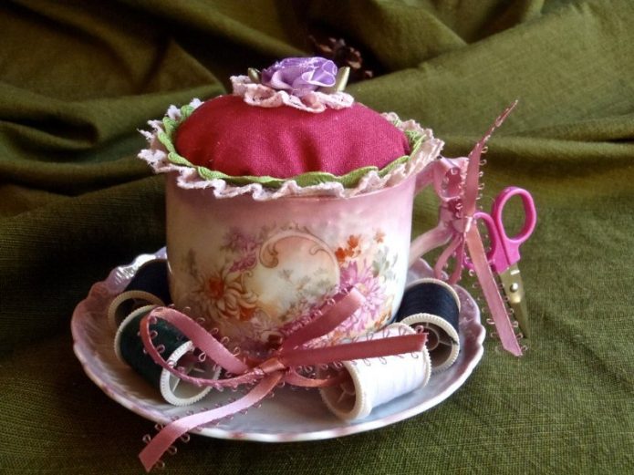 Coupe de l'aiguille colorée d'une vieille tasse