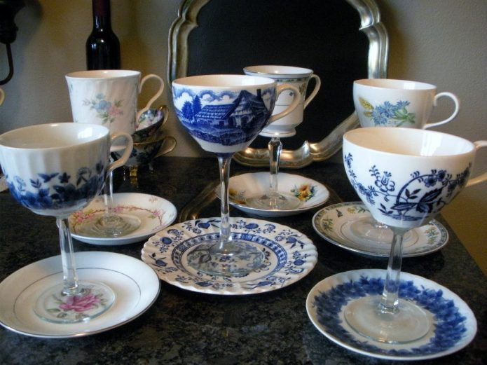 Verres à vin de tasses sur les jambes de vieux verres