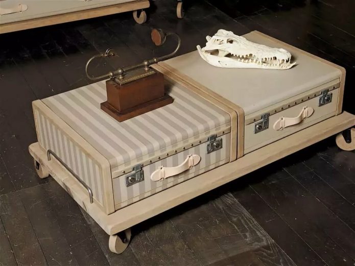 Table basse sur roulettes de deux valises