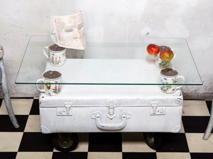 Table vintage dans une valise