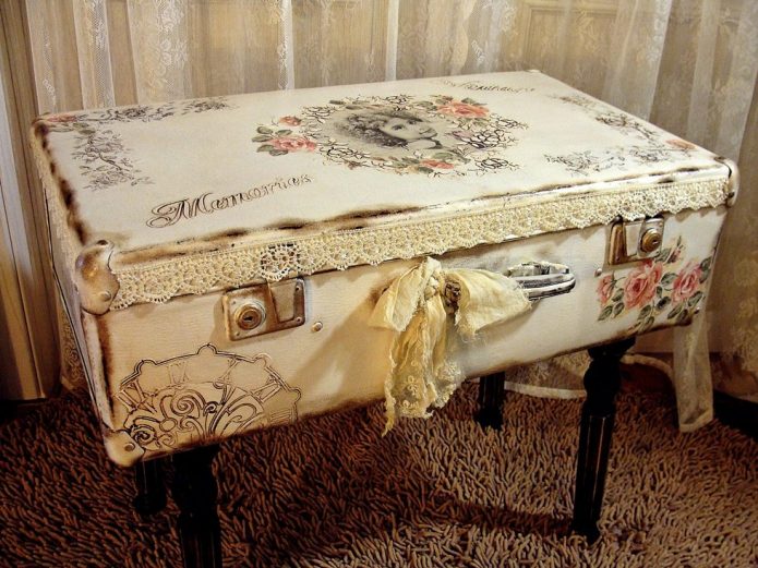 Faire une valise en utilisant la technique de découpage