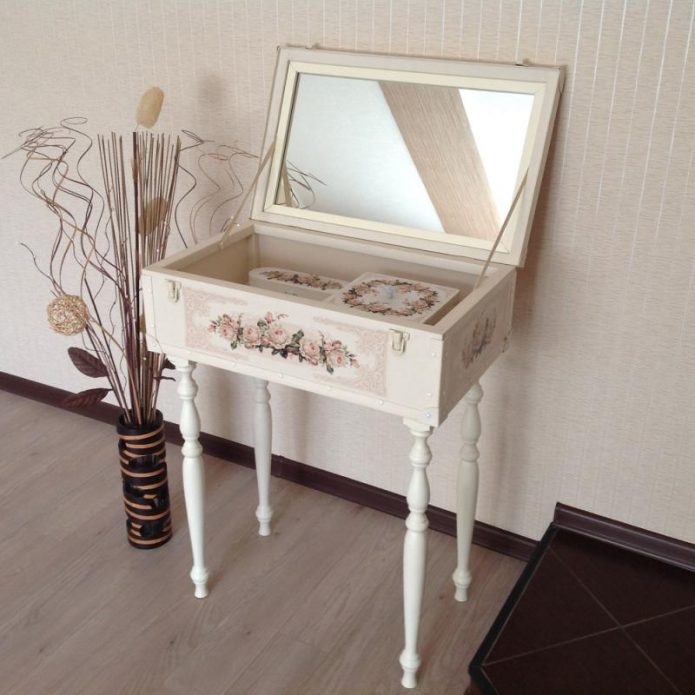 Coiffeuse dans une valise