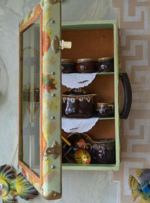 Armoire murale pour ustensiles dans une valise