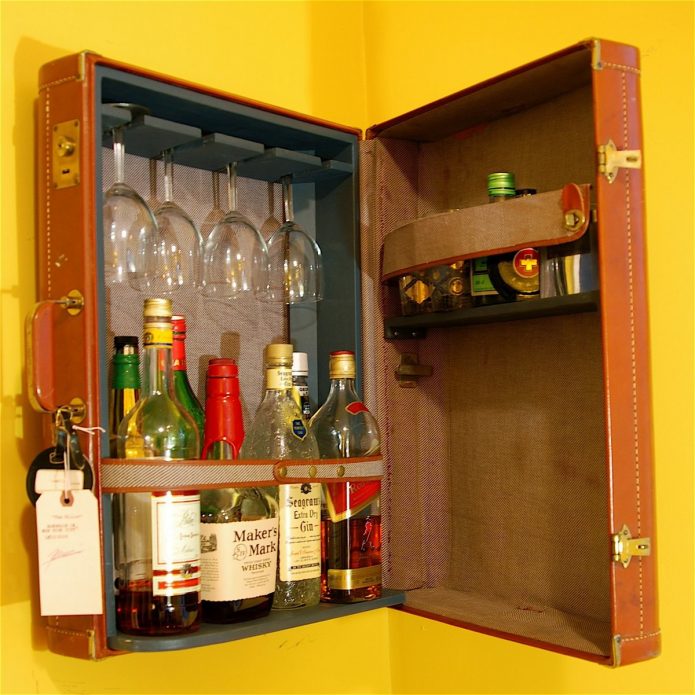 Minibar suspendu à une vieille valise
