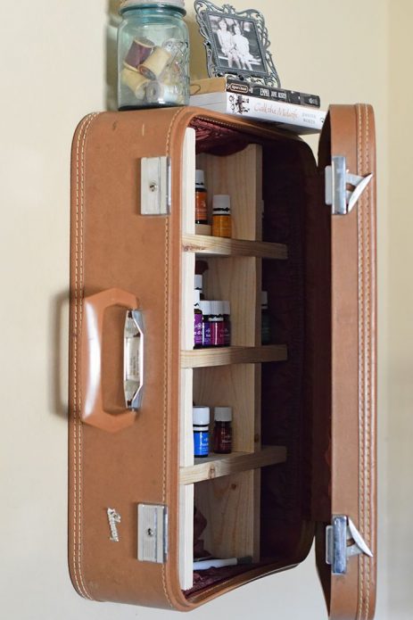 Casier pour les médicaments d'une vieille valise