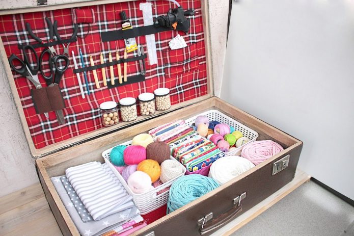 Organisateur pour une couturière d'une vieille valise