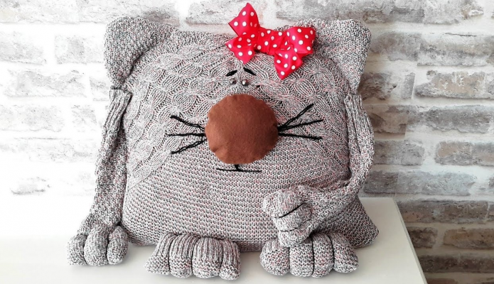 Oreiller amusant d'un vieux pull