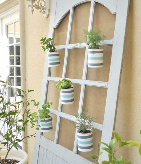 Parterre vertical d'une vieille porte