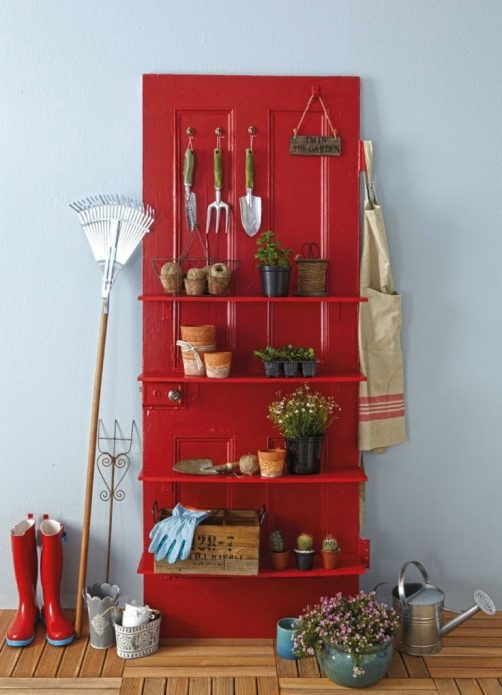 Des étagères pratiques de la porte au chalet