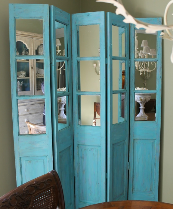 Écran avec un miroir d'une vieille porte