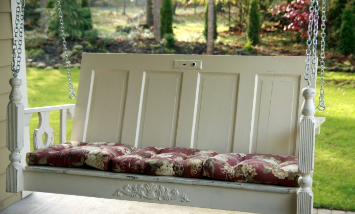 Balançoire de banc d'une vieille porte