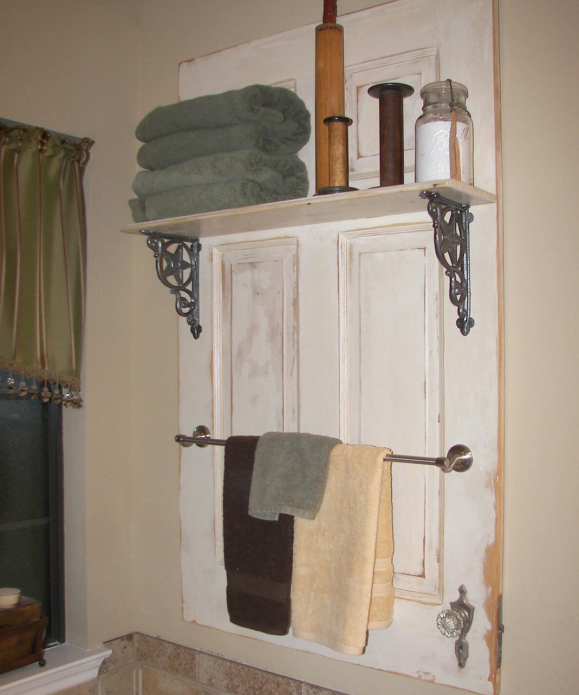 Étagère d'une ancienne porte de salle de bain