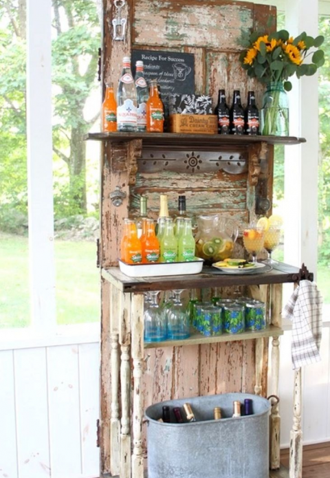 Rack pour articles sur une cuisine de campagne