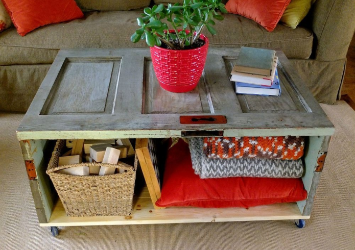 Table basse pratique de vieilles portes