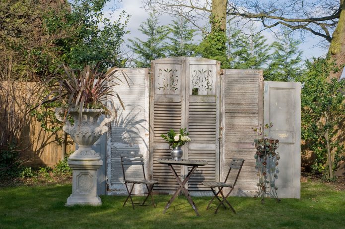 Écran de vieilles portes dans un chalet d'été