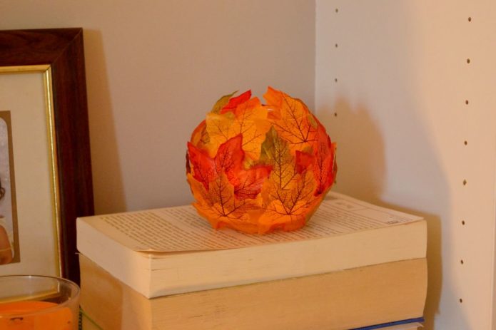 Magnifique chandelier décoré de feuilles