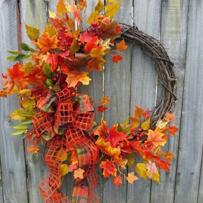 Décor d'automne de feuilles au chalet