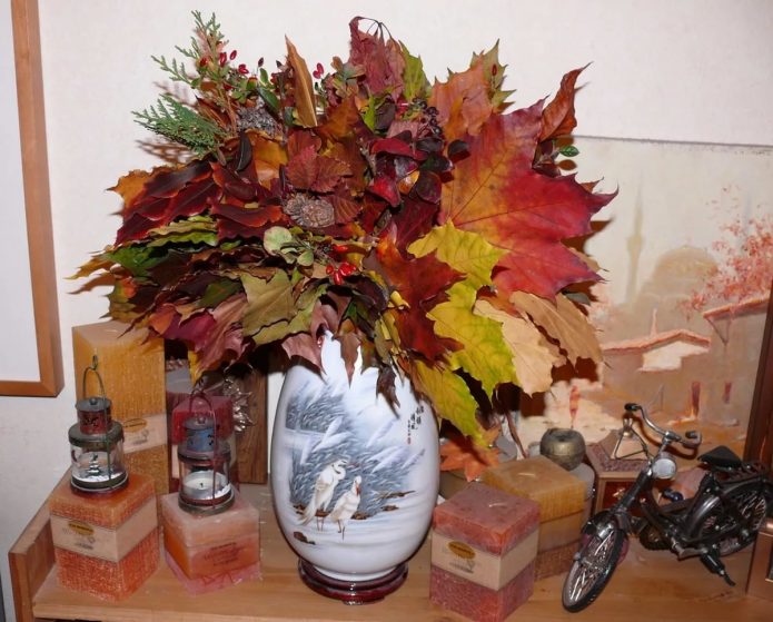 Ikebana coloré des feuilles