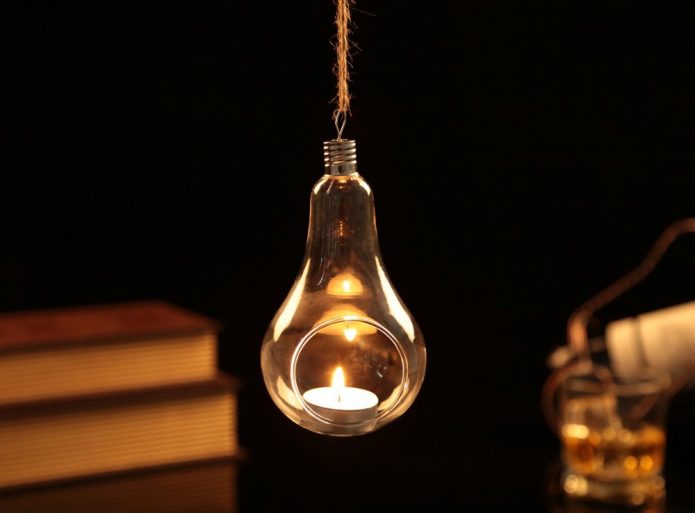 Chandelier d'une vieille ampoule