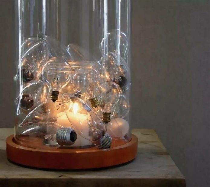 Décor d'un chandelier de vieilles ampoules