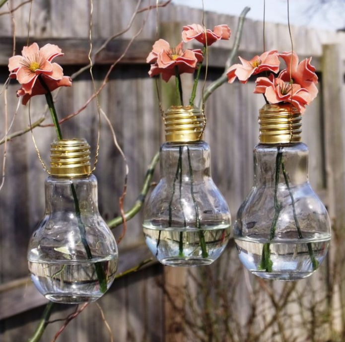 Décoration avec des vases d'une clôture de campagne