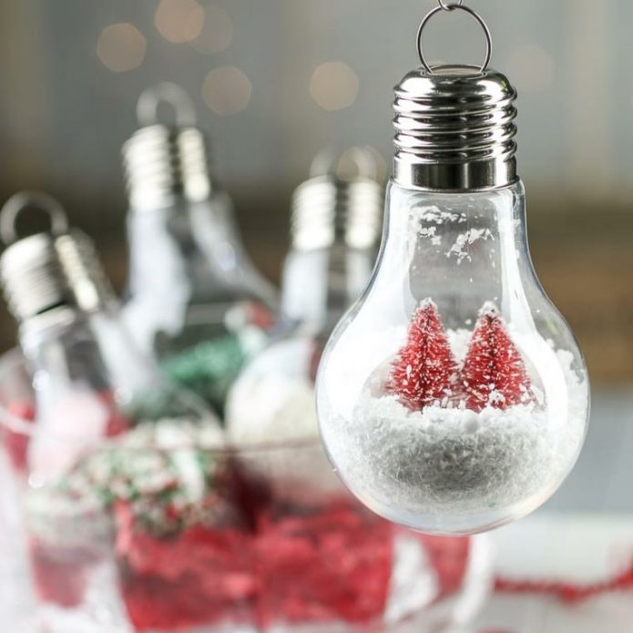Décor de Noël dans une vieille ampoule