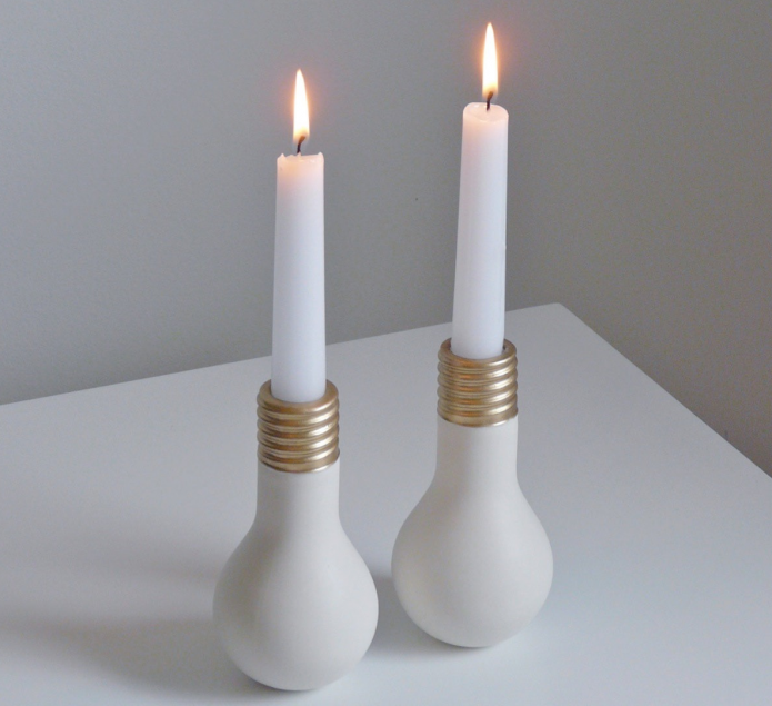 Vieux chandeliers pour grandes bougies