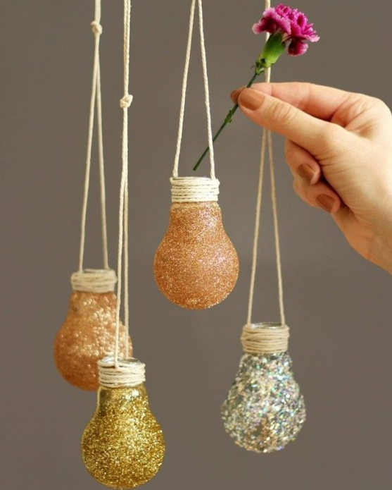 Beaux vases à fleurs d'ampoules