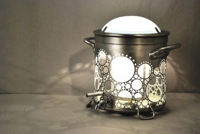 Lampe d'une vieille casserole