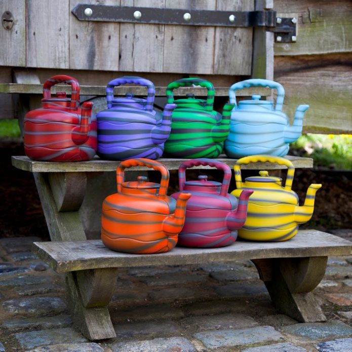 Décor au chalet de vieilles théières