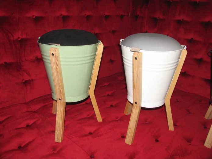 Tabourets de vieux seaux