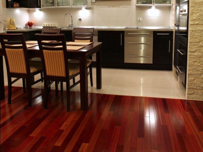 Combinaison de carreaux blancs brillants et de stratifié acajou