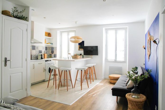 La possibilité de combiner les carreaux légers et le stratifié en bois dans la cuisine