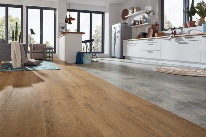 L'idée de combiner les carreaux gris et le stratifié bois dans la cuisine