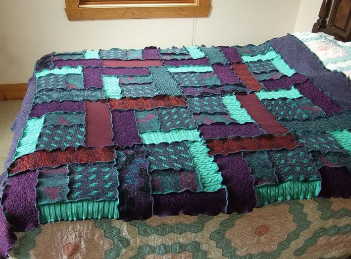 Couvre-lit de vieux chandails