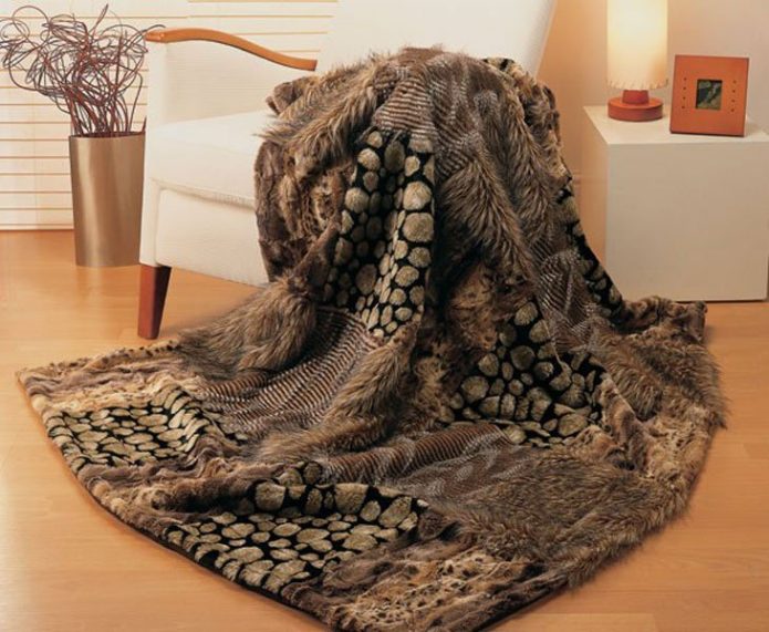 Plaid de vieux manteaux en fausse fourrure