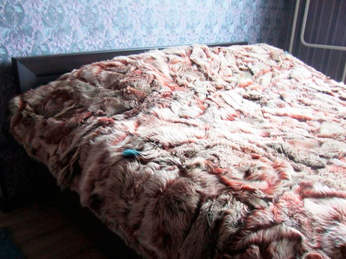 Couverture de bricolage en morceaux de fourrure