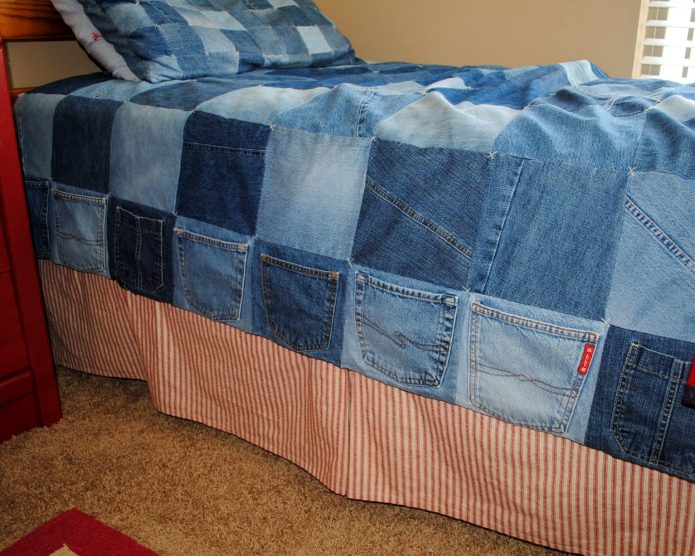 Couvre-lit de vieux jeans dans une chambre d'adolescent