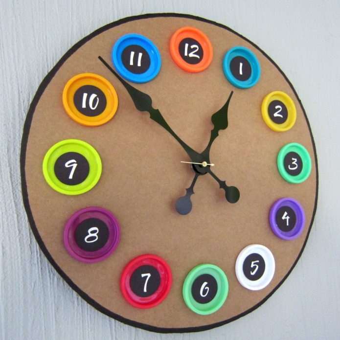 Horloge faite maison en carton