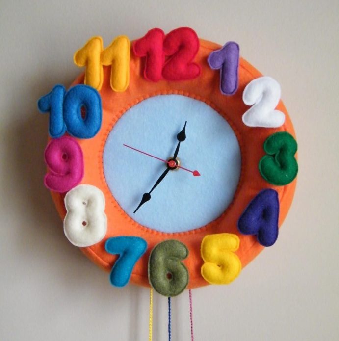 Montre enfant avec décor en feutre coloré