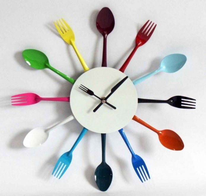 Horloge dans un cadre composé d'appareils en plastique