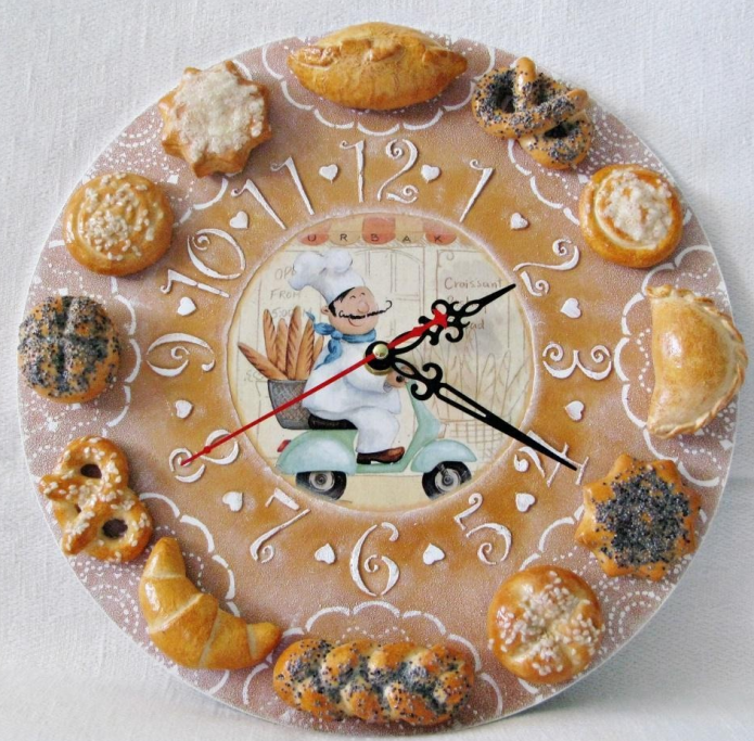 Horloge décorée de produits de panification