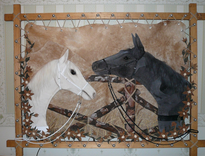 Panneau de cuir et morceaux de fourrure