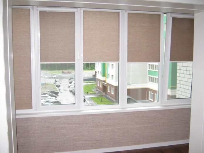 Rideaux roulés des restes de papier peint