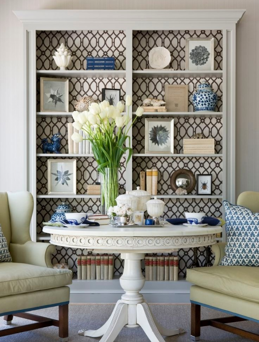 Étagères faites maison recouvertes de papier peint