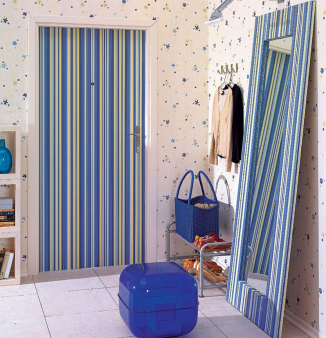 Porte et miroir dans le couloir dans le même style