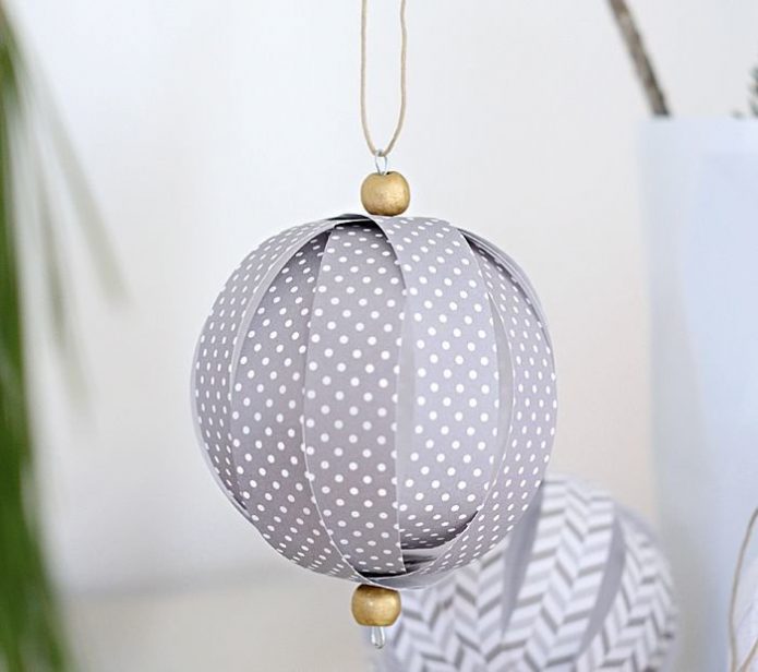 Boule sur l'arbre de Noël de papier peint