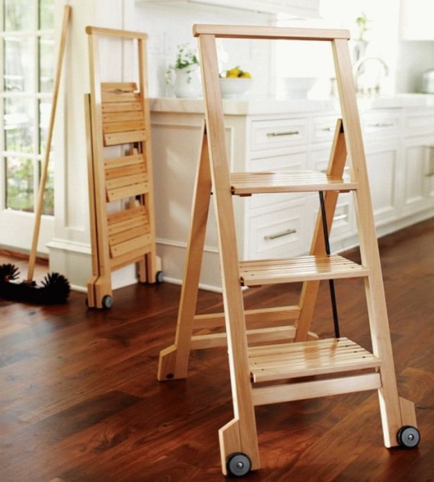 Table de service pratique en escabeaux