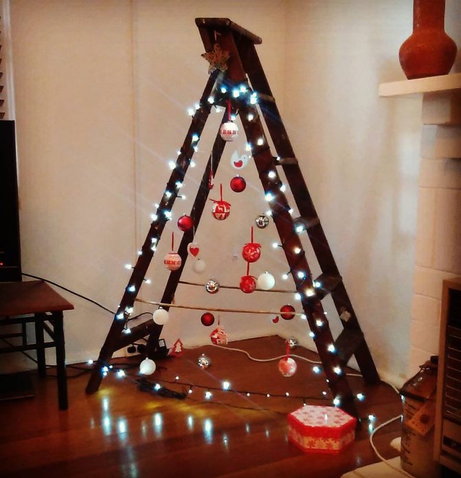 Sapin de Noël original en escabeau